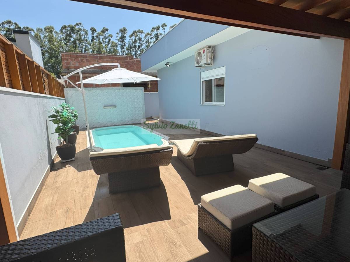 Linda residência em Condomínio fechado - Residencial Athenas  com piscina - Sylvio Zanetti Corretor de Imóveis