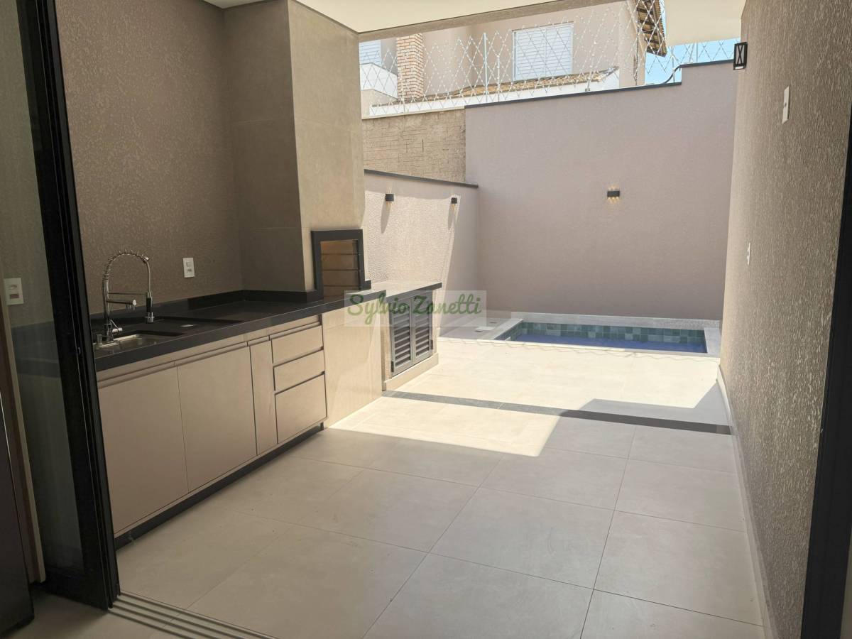 Linda residência térrea em Condomínio fechado - Residencial Jardim dos Lírios  com piscina